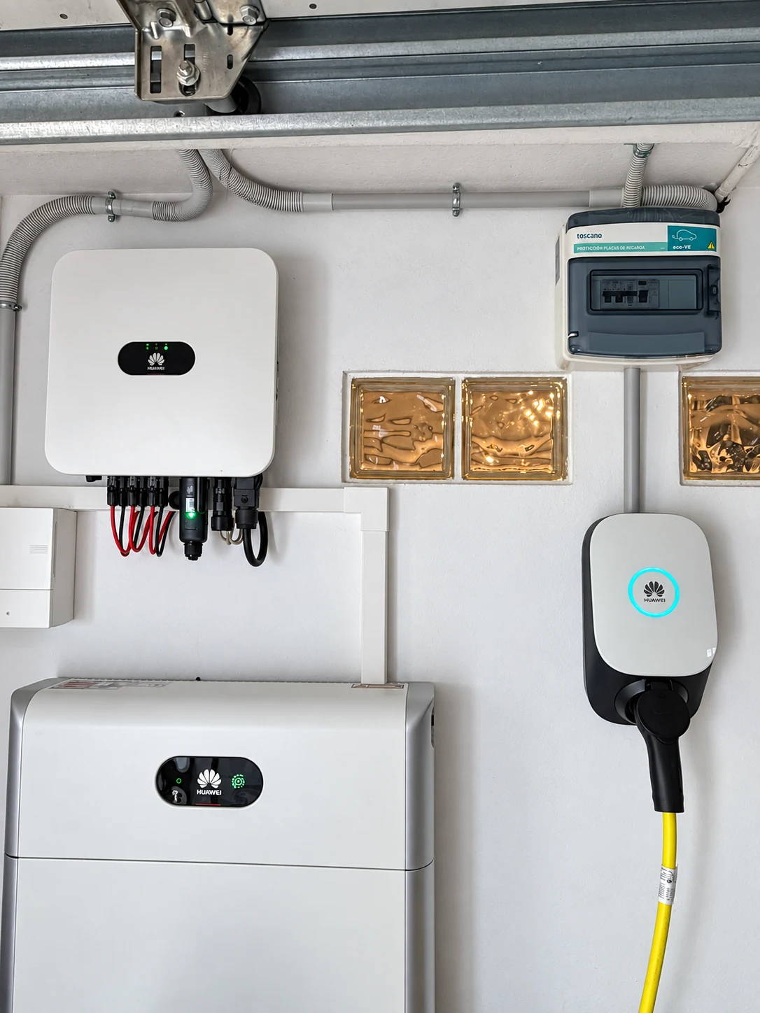 Equipos eléctricos y canalizaciones instalados en pared