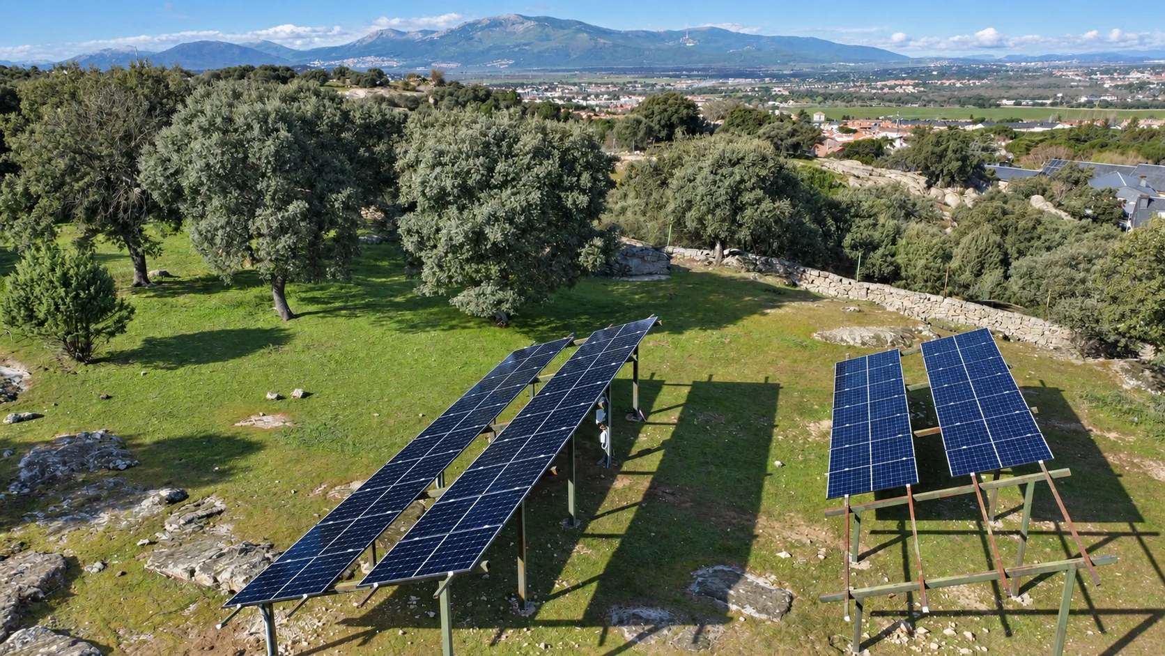 Instalación de paneles solares con el paisaje de la sierra al fondo