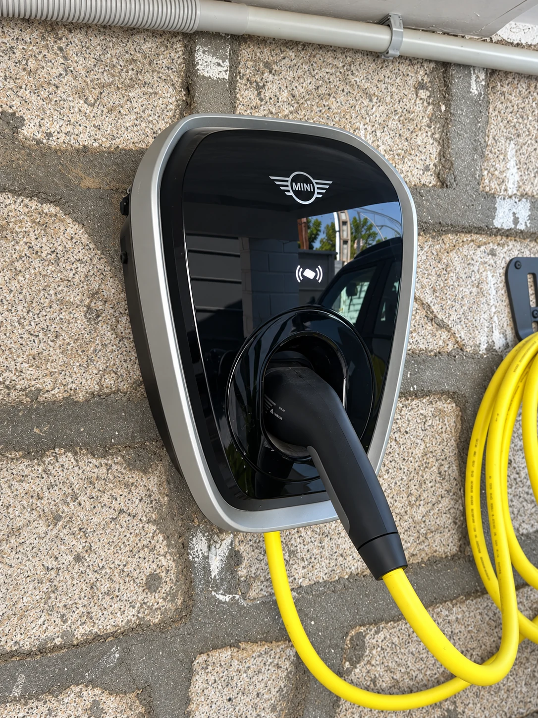 Detalle de un punto de recarga con el conector colocado
