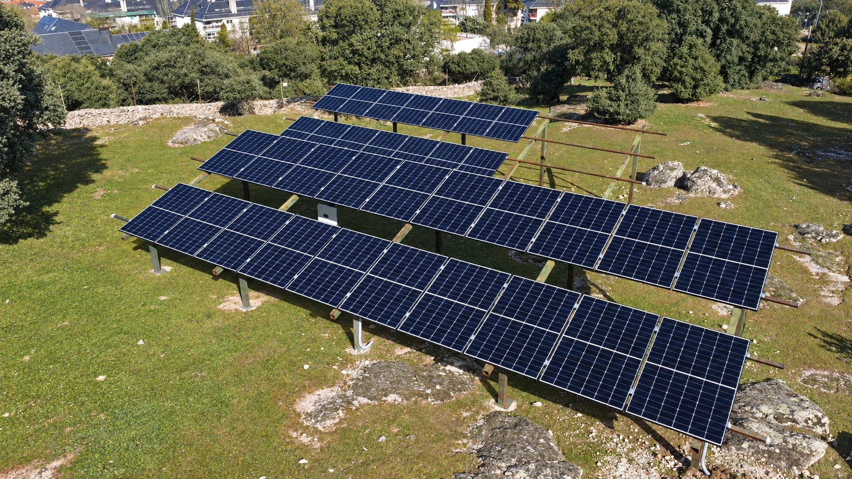 Paneles fotovoltaicos sobre estructura exterior