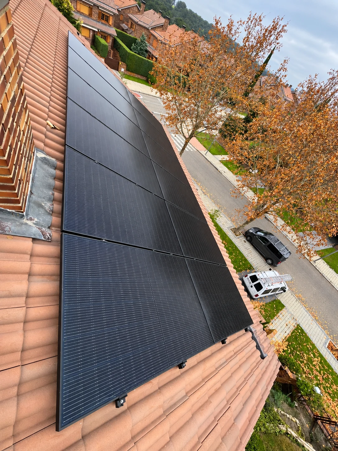 Paneles fotovoltaicos instalados sobre una cubierta de teja